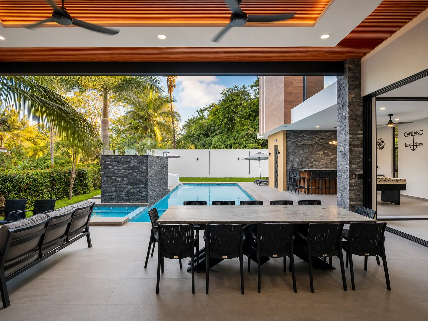 Terraza con comedor al aire libre y alberca de la Casa de Playa