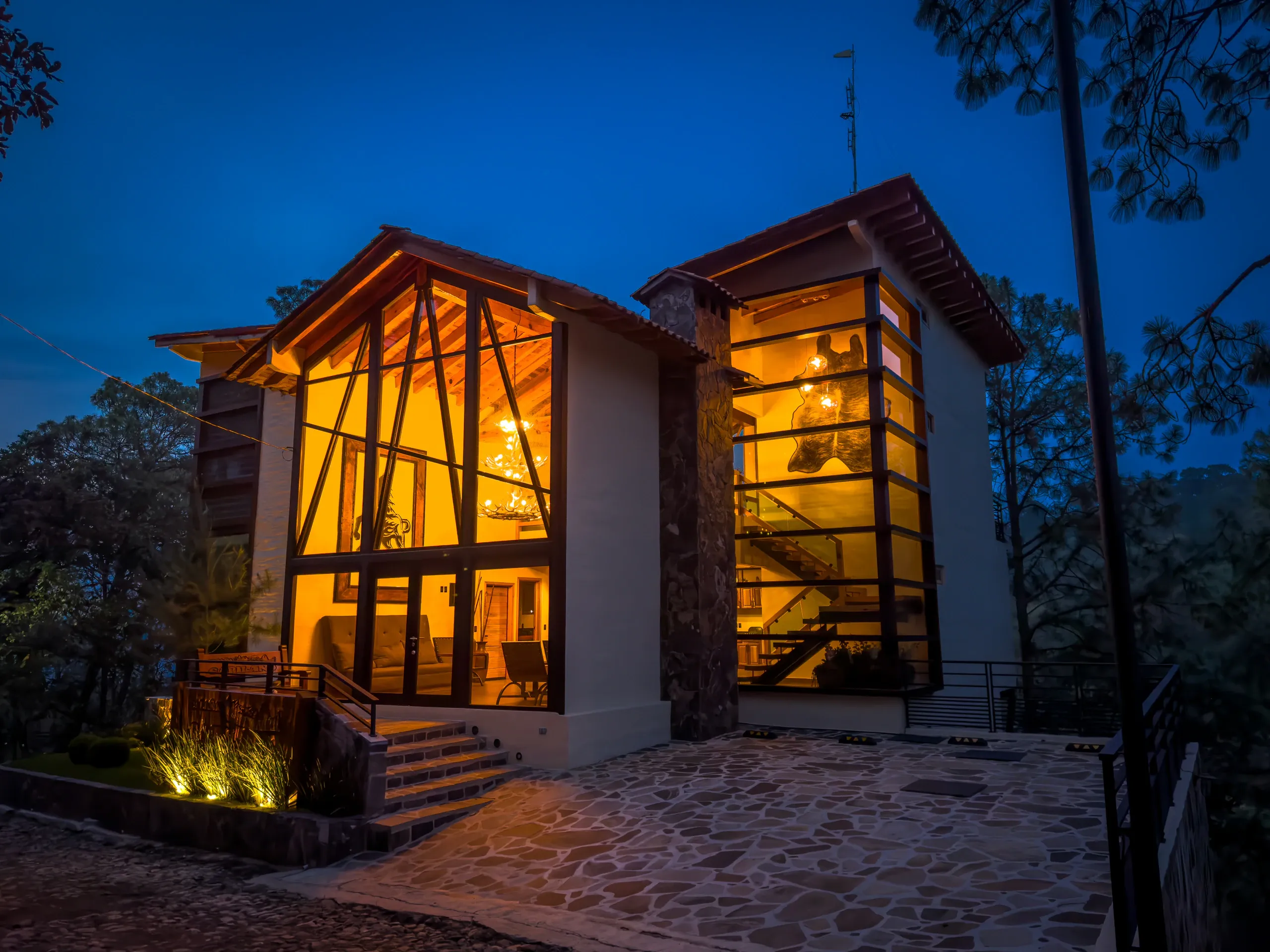Cabaña de lujo iluminada al anochecer en Mazamitla